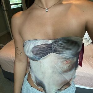Cute top that can be worn different ways! It is a size small.